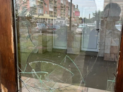 O femeie a fost reținută, după ce a spart geamul sălii de așteptare din gara CFR Arad