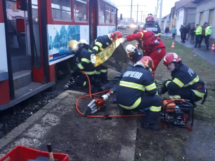 O femeie a murit după ce a fost prinsă sub tramvai, în Aradul Nou