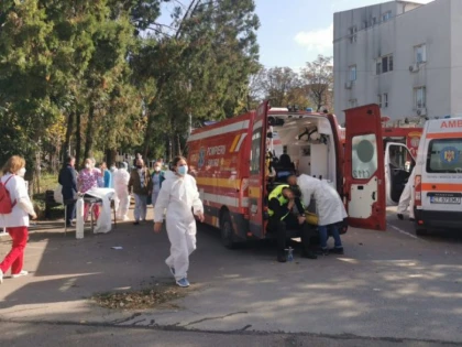 O femeie a murit, iar zeci de persoane au fost evacuate în urma unui incendiu, la Galați