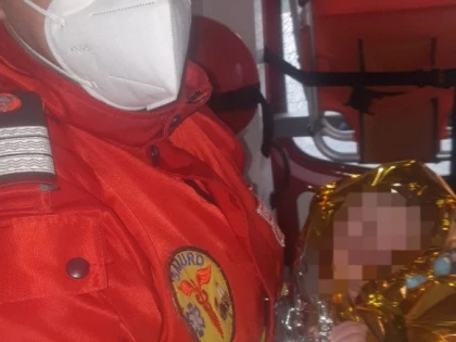 O femeie a născut pe DN7, într-o autospecială SMURD, cu ajutorul paramedicilor