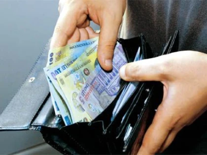 O FEMEIE A RETURNAT PORTOFELUL GASIT PE STRADA