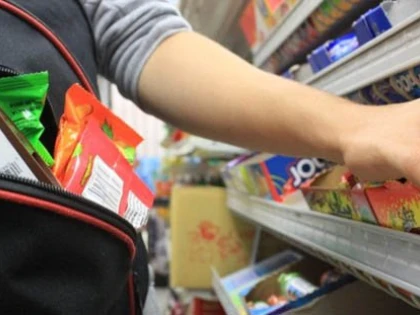 O femeie de 25 de ani a fost prinsă în flagrant în timp ce fura din magazin