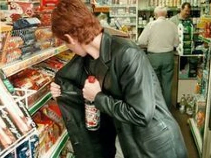 O FEMEIE DE 42 DE ANI A FURAT MANCARE DINTR-UN SUPERMARKET
