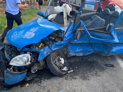 O femeie de 59 de ani din Ghioroc a decedat după ce a produs un accident în Cuvin. A fost rănit și un minor