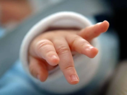O femeie din Arad și-a abandonat copilul de doar patru luni într-un centru maternal din Hunedoara