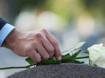 O femeie din Bihor, declarată decedată de poliţist, s-a „trezit“ la propria înmormântare
