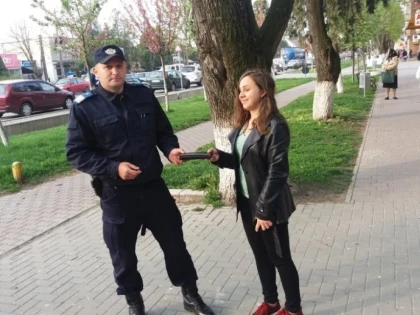O femeie din Chișineu-Criș a găsit un portofel cu bani și l-a predat jandarmilor