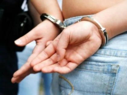 O femeie din Chișineu-Criș a intrat peste un septuagenar în locuință și l-a tâlhărit
