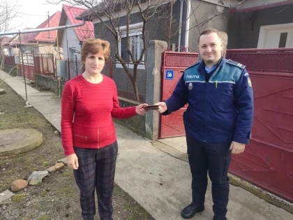 O femeie din Galșa a găsit un portmoneu plin cu bani, pe care l-a predat polițiștilor