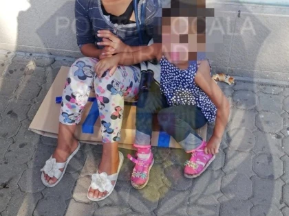 O femeie din Măderat și-a pus cei doi copii, de 4 și 10 ani, la cerșit, după ce i-a bătut