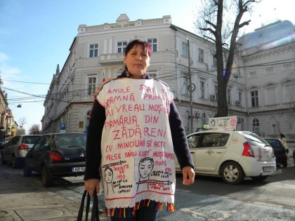 O femeie din Zădăreni o acuză pe primăriţa Doina Petri că vrea să îi ia, în mod ilegal, moştenirea