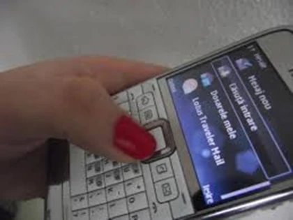 O FEMEIE ESTE CERCETATA PENTRU CA A FURAT UN TELEFON MOBIL DINTR-UN MAGAZIN