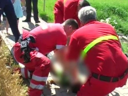 O FETITA A FOST SALVATA DE LA INEC, LA STRAND, DAR SE ZBATE INTRE VIATA SI MOARTE
