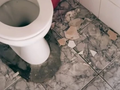 O fetiţă de 6 ani a fost rănită, după ce i-a căzut în cap o placă de faianţă, în toaleta Palatului Copiilor din Arad