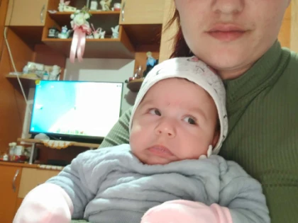 O fetiță de doar două luni are nevoie de ajutor pentru a vedea lumina