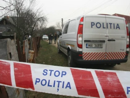 O fetiță de doi ani a murit spânzurată de un gard