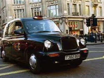 O firmă de taxi din Londra oferă un salariu de pornire de 5.000 de lire pe lună pentru a atrage şoferi