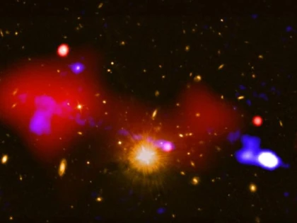 O gaură neagră supermasivă declanşează procese de aprindere stelară în galaxii diferite