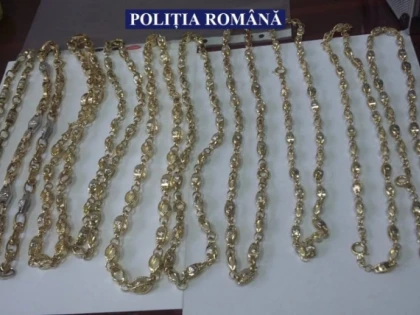 O hoață de 24 de ani din Hălmăgel a furat bijuterii din mall, de două ori, din același magazin