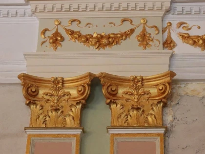 O investiție de impact pentru România, Sala „Iuliu Maniu” din Arad, a ajuns la aplicarea foiței de aur pe elementele interioare