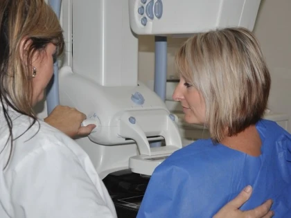 O jurnalistă a aflat că are cancer, în direct, în timp ce filma cum se desfășoară o mamografie