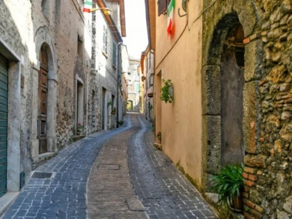 O localitate de lângă Roma preferă să vândă case cu 1 euro decât să le lase la mâna speculanților