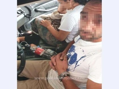 O mamă și-a ascuns sub rochie copilul de 10 ani, încercând să-l scoată ilegal din țară