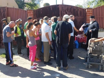 O MÂNĂ DE AJUTOR ÎNTINSĂ FAMILIILOR DEFAVORIZATE
