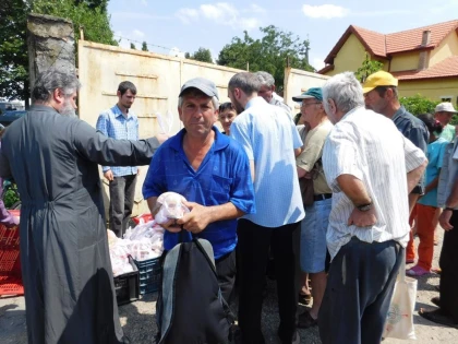 O MÂNĂ DE AJUTOR ÎNTINSĂ PERSOANELOR DEFAVORIZATE DIN ARAD