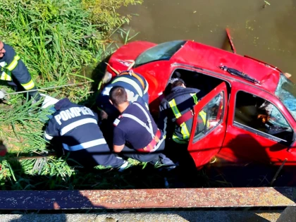O mașină a căzut în canalul Morilor. Două persoane au decedat