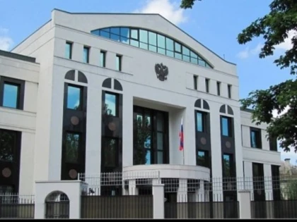 O mașină a intrat în poarta Ambasadei Rusiei din Republica Moldova