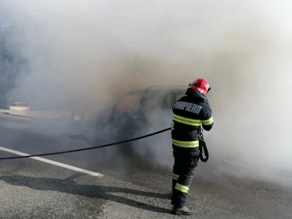 O mașină a luat foc pe autostrada Timișoara-Nădlac