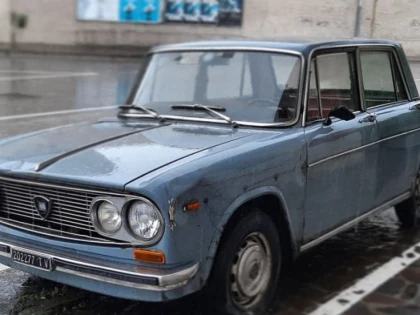 O maşină care a rămas parcată în acelaşi loc timp de aproape 50 de ani a devenit simbolul unui oraș din Italia
