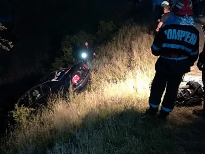O mașină cu patru tineri a căzut în lacul Ghioroc. Două fete au decedat