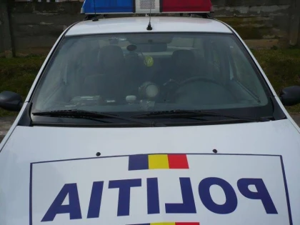 O MASINA DE POLITIE S-A RASTURNAT INTRE PANCOTA SI MASCA. SOFERUL ERA BEAT