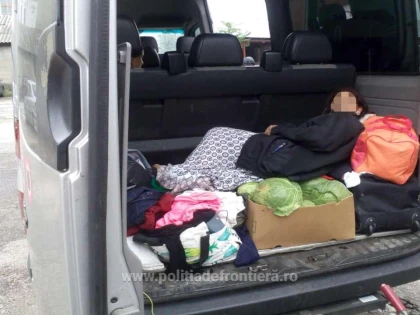 O minoră de 13 ani a fost depistată la frontiera arădeană cu documentul verișoarei