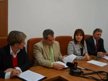 O NOUĂ ECHIPĂ DE PRORECTORI LA UAV ARAD