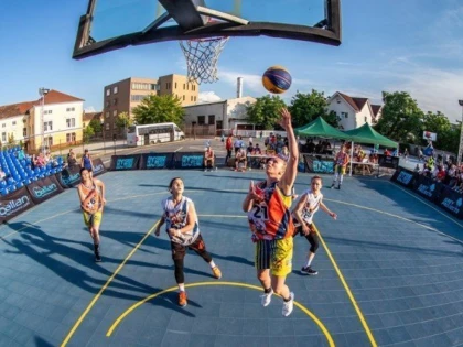 O nouă ediție Arad Streetball are loc în weekend, pe terenul Colegiului „Moise Nicoară“