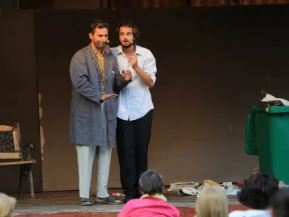 O nouă săptămână de teatru. În grădină și… la fereastră