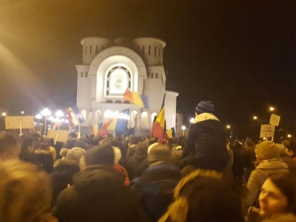 O nouă seară de proteste la Arad. În jur de 4000 de oameni au ieșit în stradă
