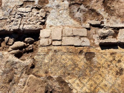 O piatră inscripționată cu mesajul „Hristos, născut de Maria”, descoperită de arheologii din Israel