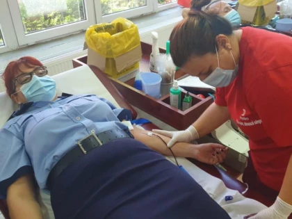 O picătura de sânge, speranță la viață. Polițiștii arădeni au donat sânge