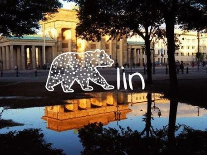 O ROMÂNCĂ FOLOSEȘTE NUMELE ORAȘELOR PENTRU A CREA LOGO-URILE ACESTORA