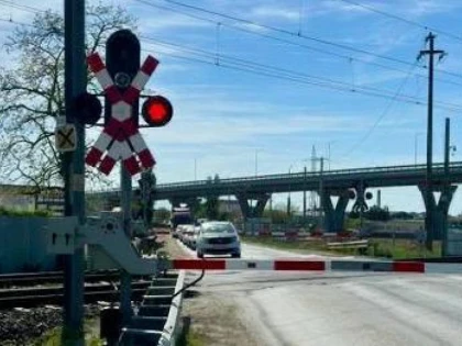 O șoferiță a fost la un pas de tragedie. A rămas blocată cu mașina între bariere, pe Șiriei