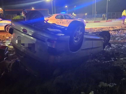 O șoferiță băută și drogată, urmărită de polițiști, s-a răsturnat cu mașina la Boul Roșu