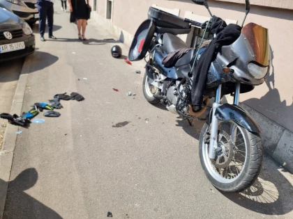 O șoferiță de 19 ani a accidentat un motociclist de 19 ani, pe Bulevardul Dragalina