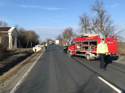 O șoferiță de 21 de ani a intrat într-o dubiță care transporta valori, la Păuliș