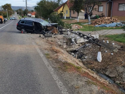 O șoferiță de 29 de ani din Bocsig a intrat cu mașina în stâlp. Două victime au ajuns la spital