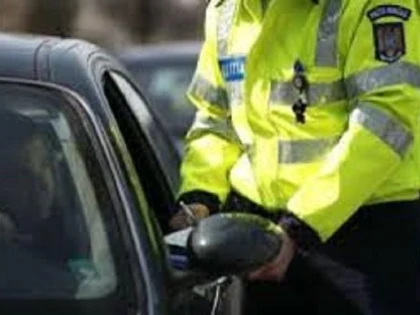 O şoferiţă din Arad a reclamat la 112 că un poliţist vrea să îi ia permisul şi să o amendeze