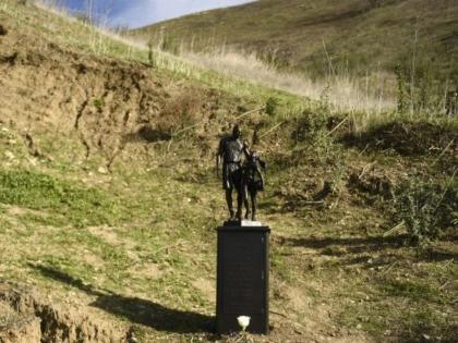 O statuie cu Kobe Bryant și fiica lui a fost amplasată la locul accidentului de elicopter